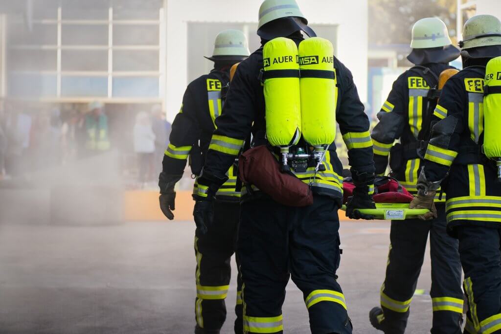 Bombeiros seguindo a um foco de incêndio